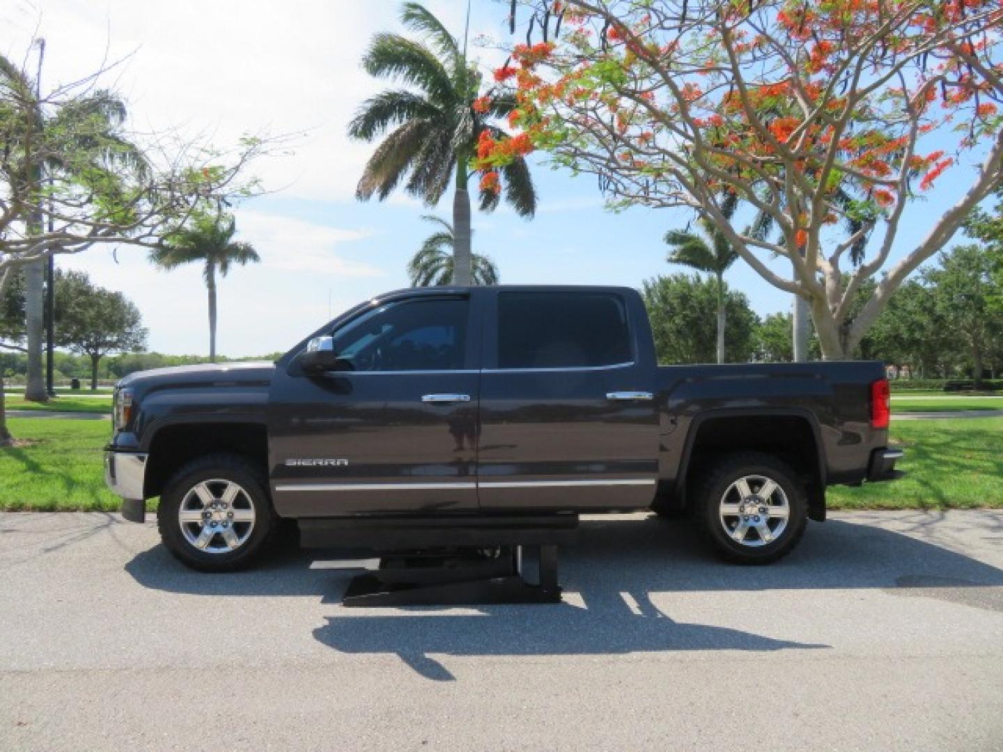 2014 /Black GMC Sierra 1500 SLT Crew Cab 2WD (3GTP1VEC2EG) with an 5.3L V8 OHV 16V engine, 6-Speed Automatic transmission, located at 4301 Oak Circle #19, Boca Raton, FL, 33431, (954) 561-2499, 26.388861, -80.084038 - Photo#65